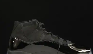 11 CAP 378037-005 JORDAN AND GOWN RETRO - 0513